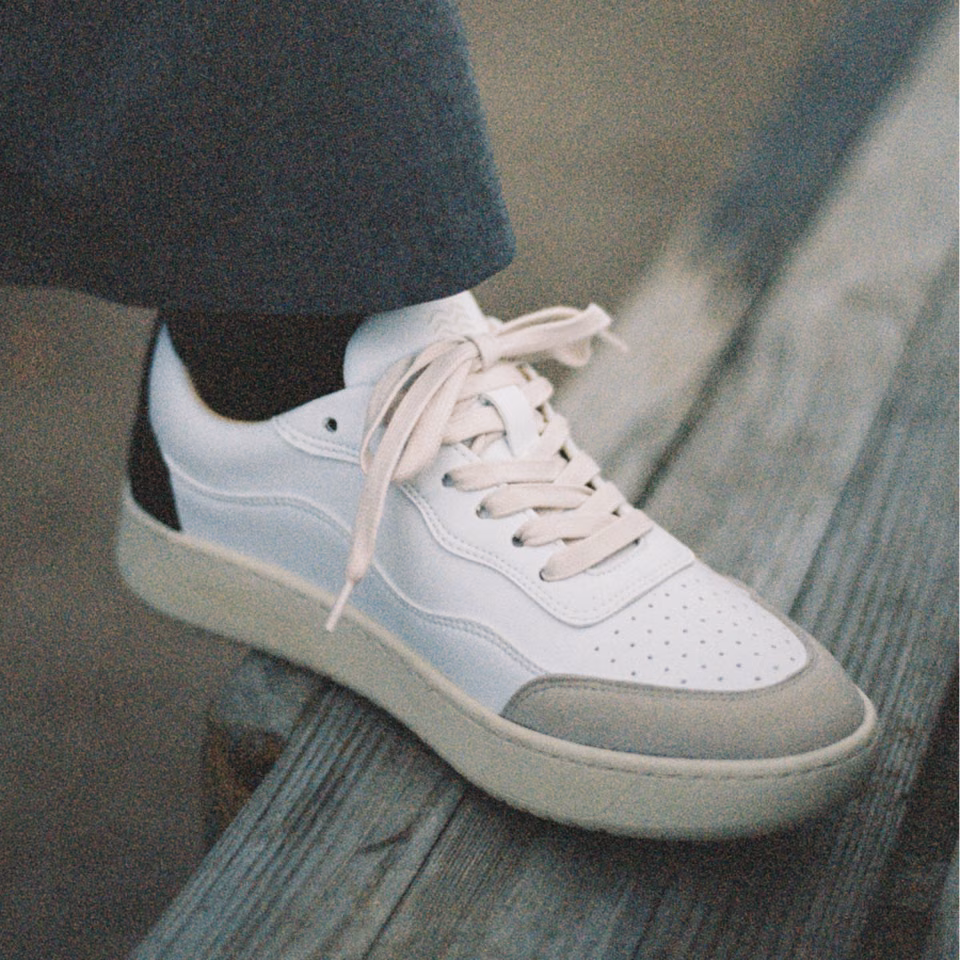 Svart Allrounder-sneaker på en treflate