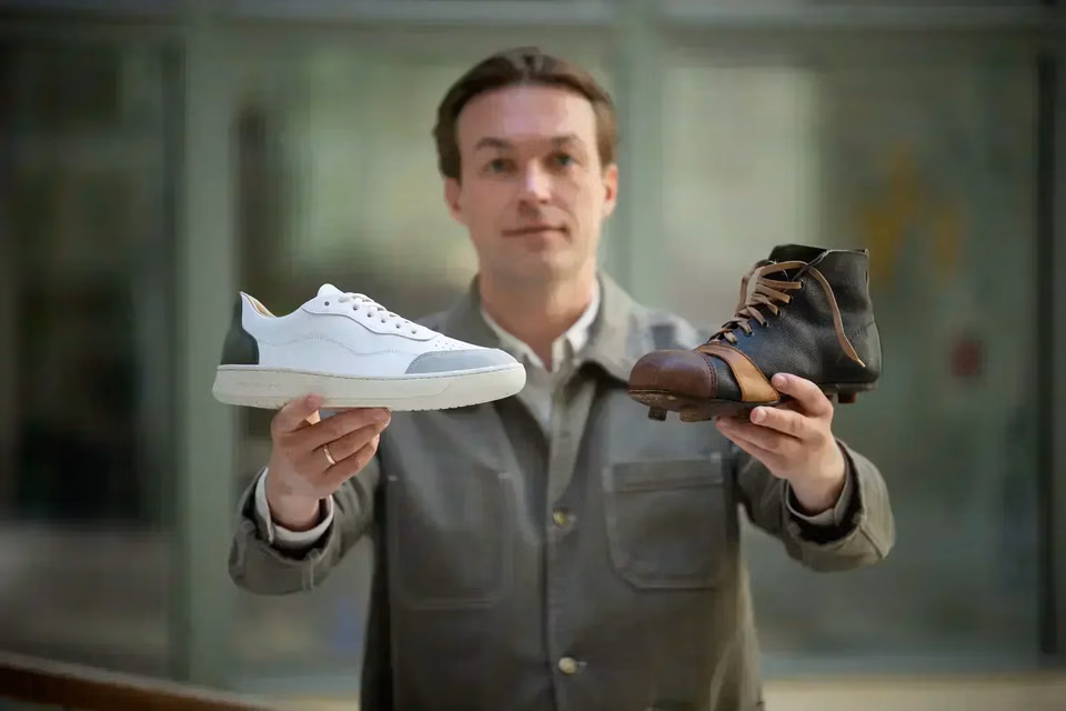 Martin Evensen holder en New Movements-sneaker og en sko fra arkivet