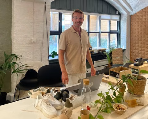 Martin Evensen bak et bord med prototyper av New Movements-sko