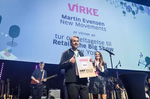 Martin Evensen mottar prisen på scenen under Retail’s Big Show