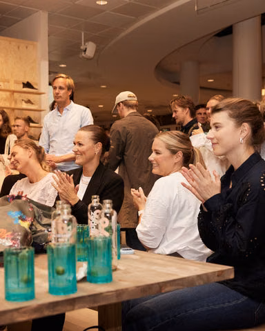 Gjester applauderer under åpningsfesten til New Movements