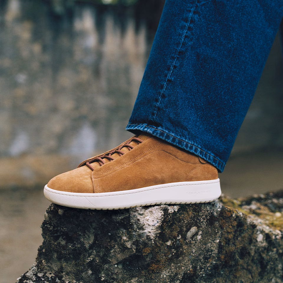 Zen-sneaker i cognacfarget semsket skinn brukt med denim