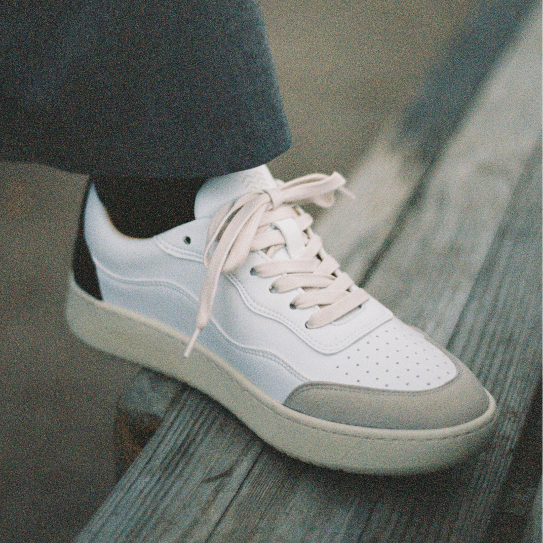 Allrounder sneaker in black on a wooden surface